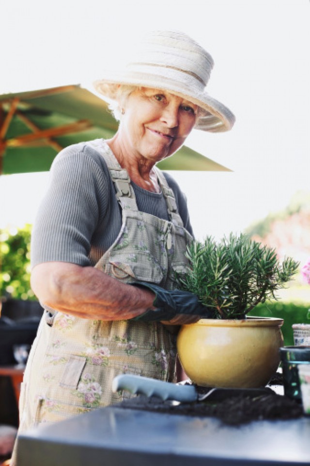 gardening independent senior living2 Entertainment & Enrichment